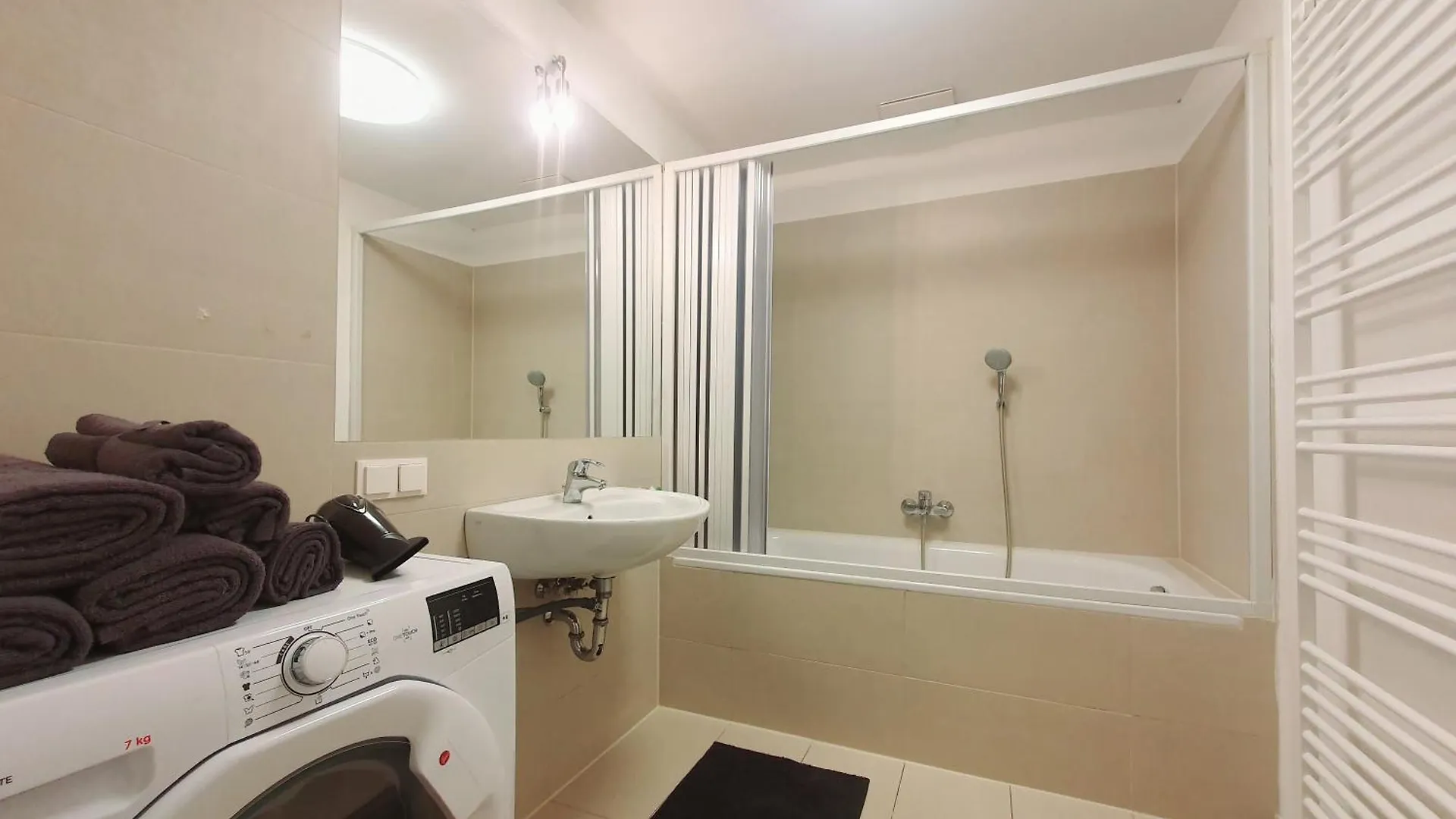 Near Lake One Bedroom Adorable Apartment Vienna Austria