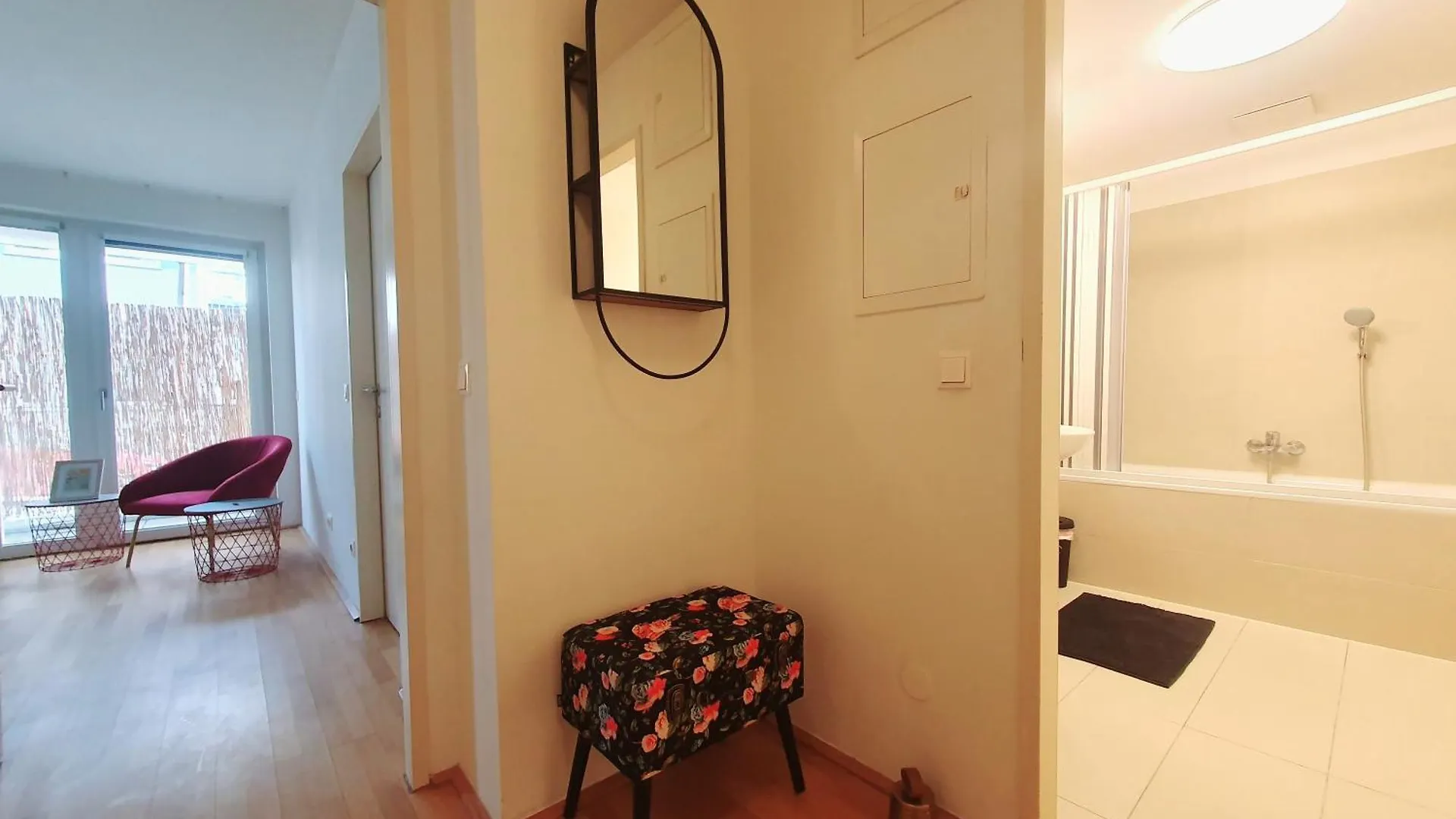 Near Lake One Bedroom Adorable Apartment Vienna